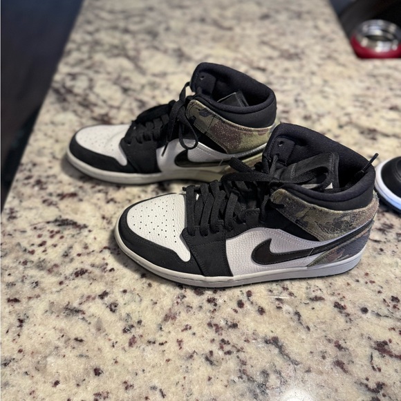 Nike Black and White Sneakers with Camouflage Accents - Picture 1 of 2